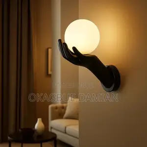 Hannun Sconce na Bango tare da Globe Bulb