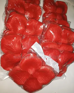 Artificial Rose Petals for Romantic Decoration