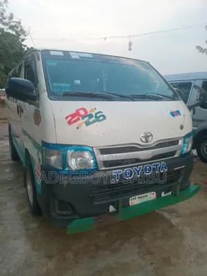 Toyota HiAce 2011 Fari