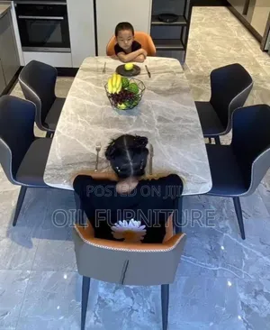 Modern 6 Seater Marble Top Dining Table Set tare da Kujeru Fata masu Tsawo