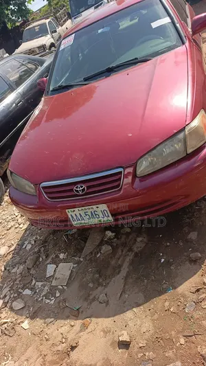 Toyota Camry 2000 Red