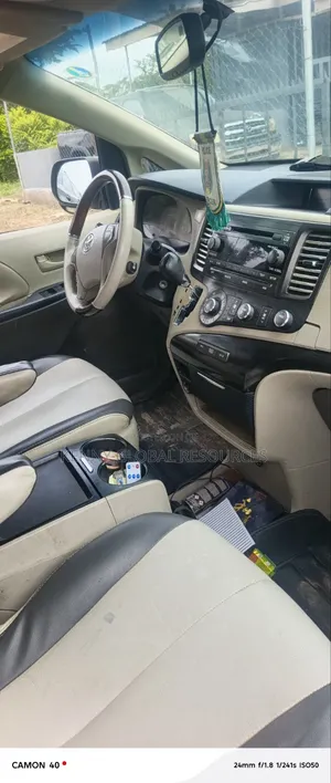 Toyota Sienna 2012 Fari
