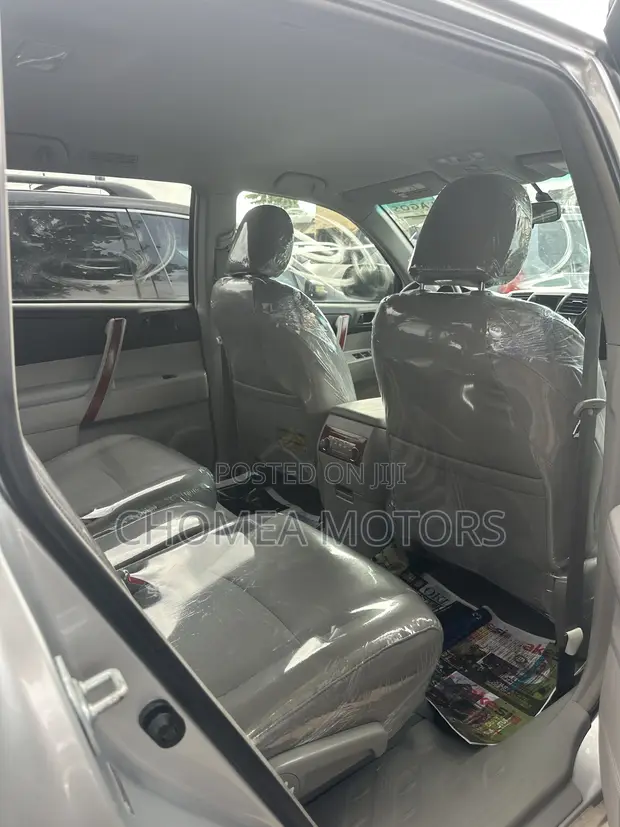 Toyota Highlander 2010 Silver - 1