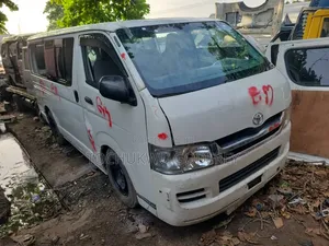 Toyota HiAce 2012 Fari