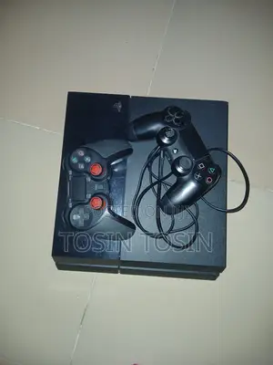 PlayStation 4 Tare da Controllers 2