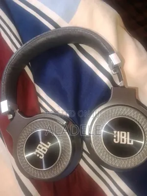 JBL 7700 Kan kunne masu amfani da waya mara igiya - Baƙi