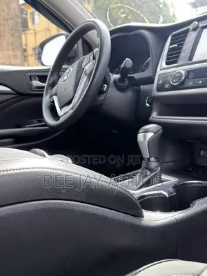 2017 Toyota Highlander XLE 4x2 V6 SUV - Blue