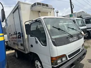 Isuzu NPR Cooling Van - Kai Tsaye Daga Kasashen Waje