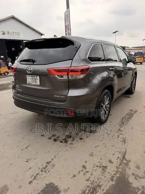 2017 Toyota Highlander XLE 4x2 V6 SUV - Grey