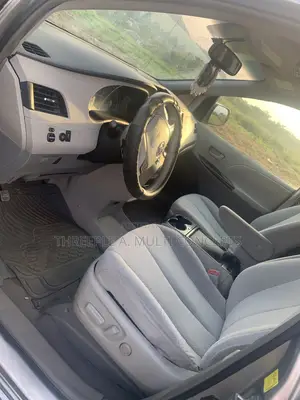 Toyota Sienna 2011 Silver