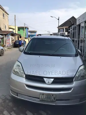 Toyota Sienna 2004 Silver