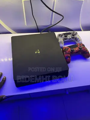 Tsabtataccen PS4 Slim 1TB Console tare da Akwati
