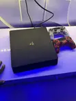 Tsabtataccen PS4 Slim 1TB Console tare da Akwati - 1