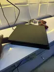 Tsabtataccen PS4 Slim 1TB Console tare da Akwati - 2