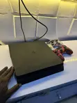Tsabtataccen PS4 Slim 1TB Console tare da Akwati - 3