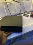 Tsabtataccen PS4 Slim 1TB Console tare da Akwati - 4