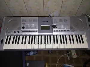 Genuine Yamaha PSR-E403 Keyboard - Titanium Silver (Used)
