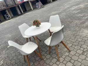 Furen Cin Abinci Fari Tare Da Kujeru 4