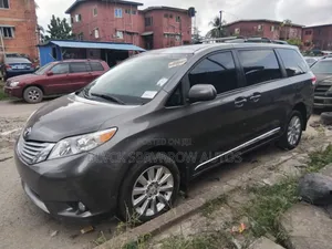 Toyota Sienna XLE 2011