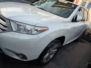 Toyota Highlander Limited 3.5L 4WD 2013 Fari