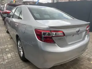 Toyota Camry LE 2013 - Launin Azurfa