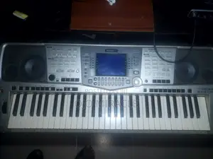 Yamaha PSR-2000 Electronic Keyboard