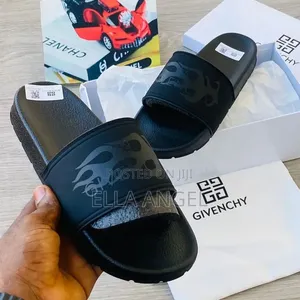 Takalmi Na Hannun Louis Vuitton Na Maza