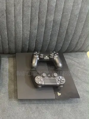 Hacked PlayStation 4 (Fat) - 5 Games, 2 Controllers