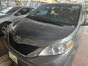 Toyota Sienna 2013 Ja