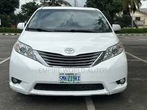2013 Toyota Sienna XLE AWD 7-Passenger Minivan