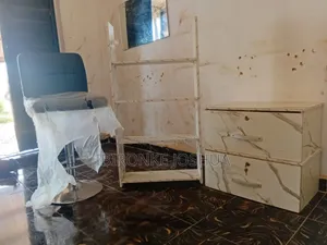 Shelves, Drawer, da Kujerar Barbing - An Yi Amfani Da Su