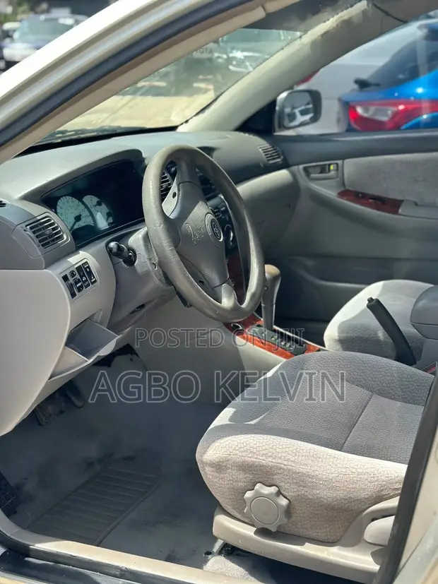 Toyota Corolla 2004 Silver - 1