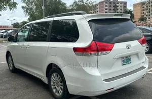 2013 Toyota Sienna XLE FWD 8-Passenger White
