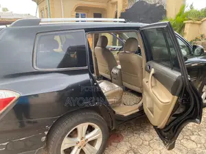 Toyota Highlander 2011 Baƙi