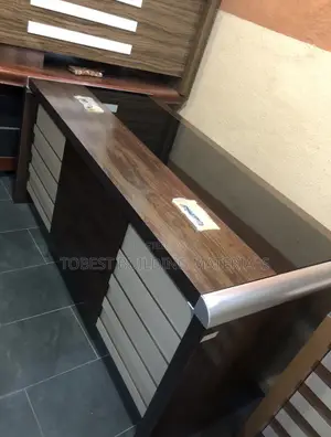 Babban Executive Office Desk Mai Duwawu Mai Launi Na Dark Wood & Cream