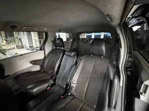 2013 Toyota Sienna SE FWD 8-Passenger Black