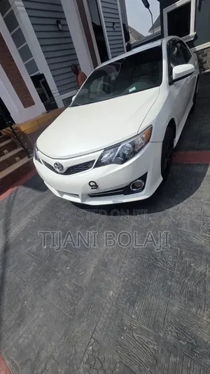 2013 Toyota Camry SE 2.5L Fari