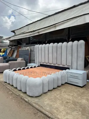 Royal Cloud 6x6 Luxury Bedframe tare da Lockers
