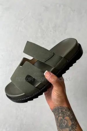 Hermes-Style Olive Green Suede Pam Slippers na Maza