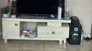 Amfani da Home Interiors TV Console - Fari