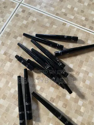Black Liquid Winged Eyeliner