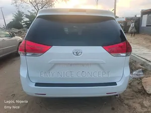 2014 Toyota Sienna L 7-Passenger Minivan