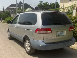 Toyota Sienna LE & 1 Hatch 2000 Zinariya