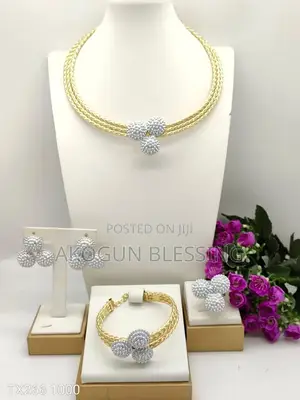 Kyakyawan Saitin Kayan Kwalliya na Silver Crystal