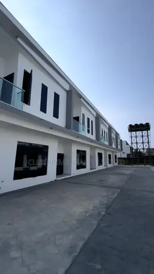 4-Bedroom Townhouse/Terrace a Ogombo Don Siyarwa