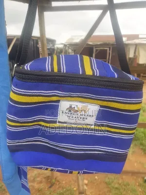 Bagan Aso Oke na Abincin Rana da Hannu