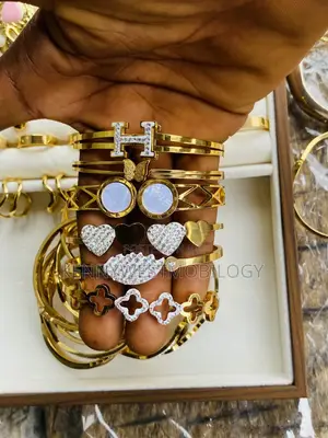 Masan Ja'irar Jikin Zinariya da Bangles