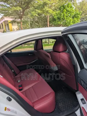 Lexus IS 300 AWD F-Sport 2016 Fari