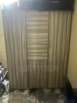 Babban Wardrobe Mai Kofofi 3 da Aljihu na HDF