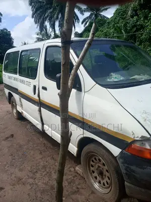 Toyota HiAce 2000 Fari